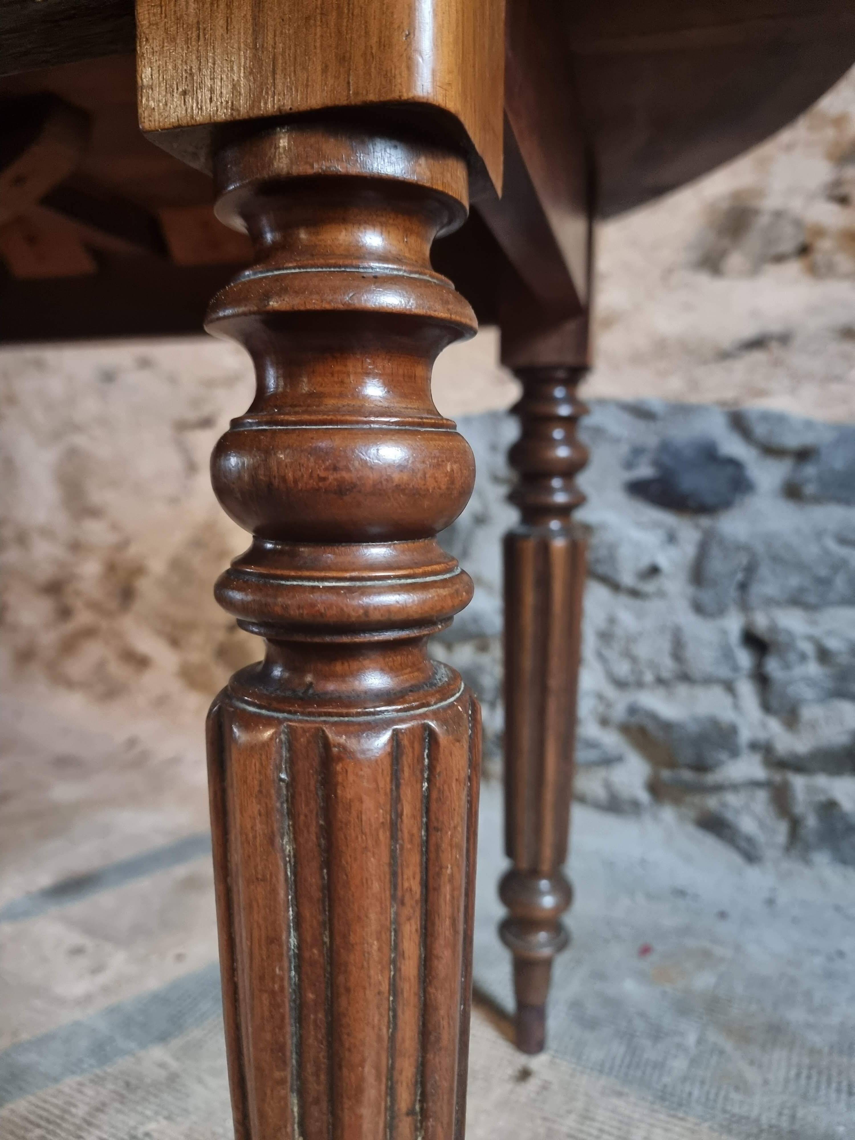 Table à abattants ancienne en noyer français – Table ovale avec rallonges pliantes des deux côtés, fin XIXe siècle