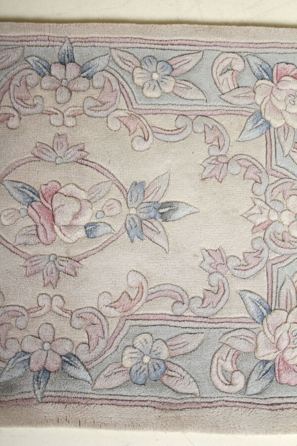 Tapis chinois à franges avec motif floral sur fond beige 118x61cm