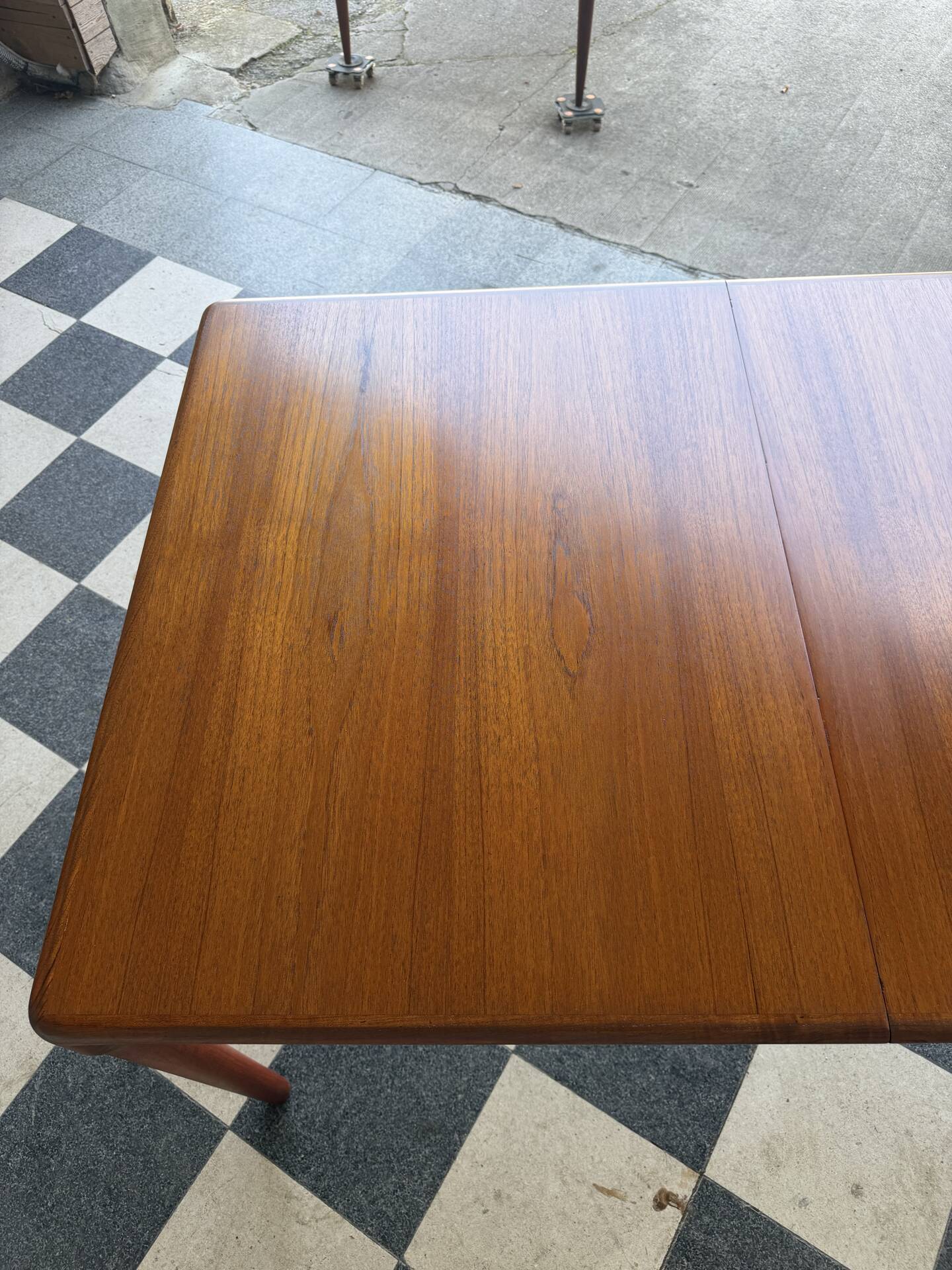 Table danoise en teck HW Klein pour Bramin