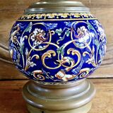 Ancienne Lampe à pétrole Gien Renaissance fond bleu XIX électrifiée