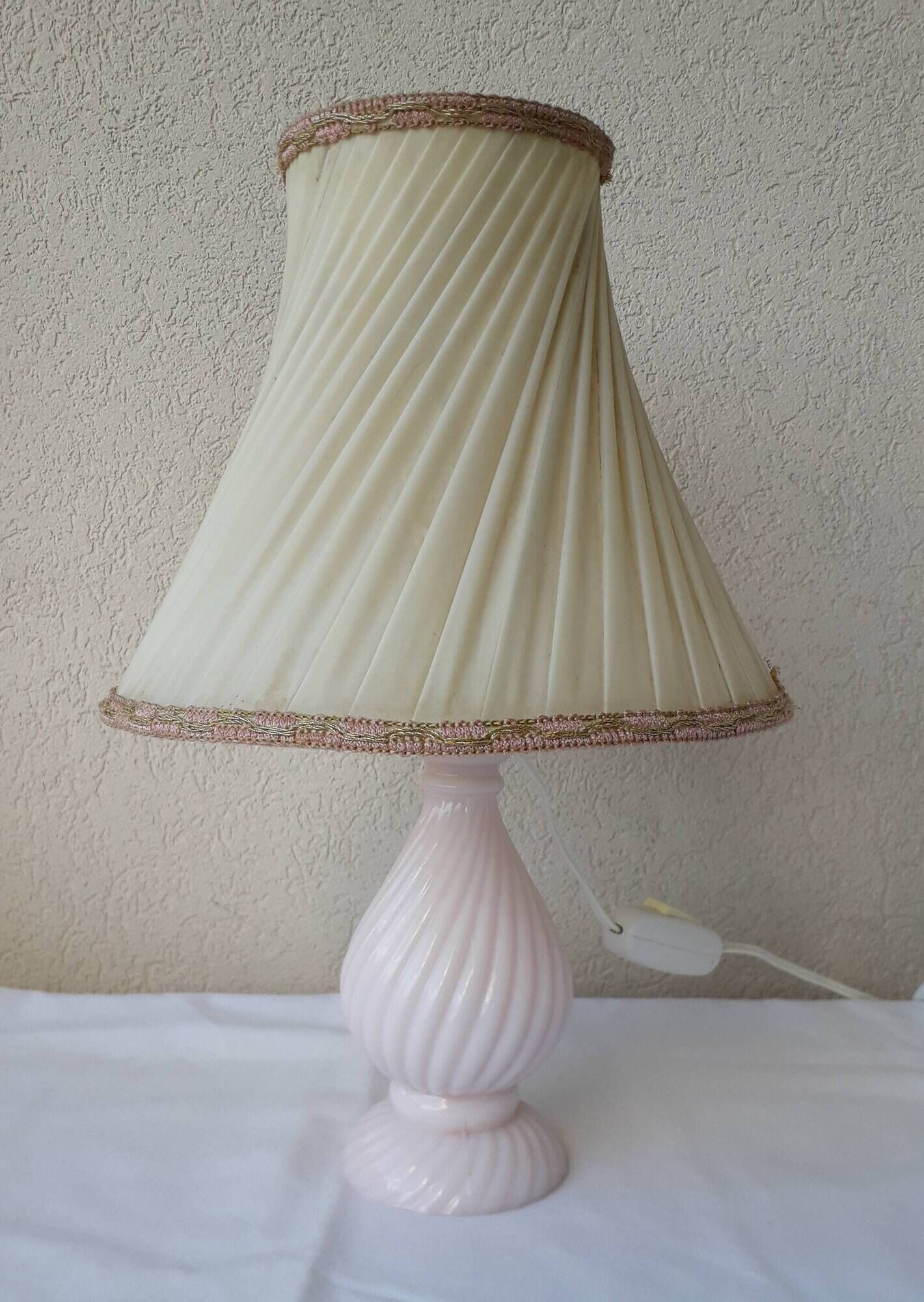 Lampe Chatard en opaline rose