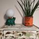 Lampe ours en céramique verte et globe opaline blanc