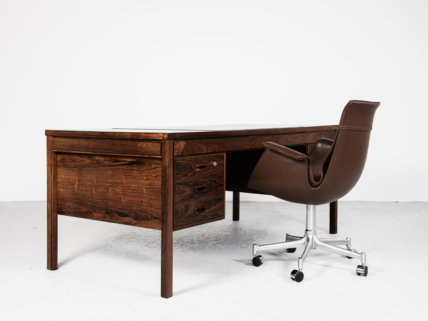Executive desk in rosewood and leather by Søren Willadsen