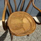 Fauteuil Thonet bois courbé et cannage – modèle bistrot