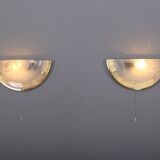Paire d’appliques ‘demi-lune’ en laiton et verre