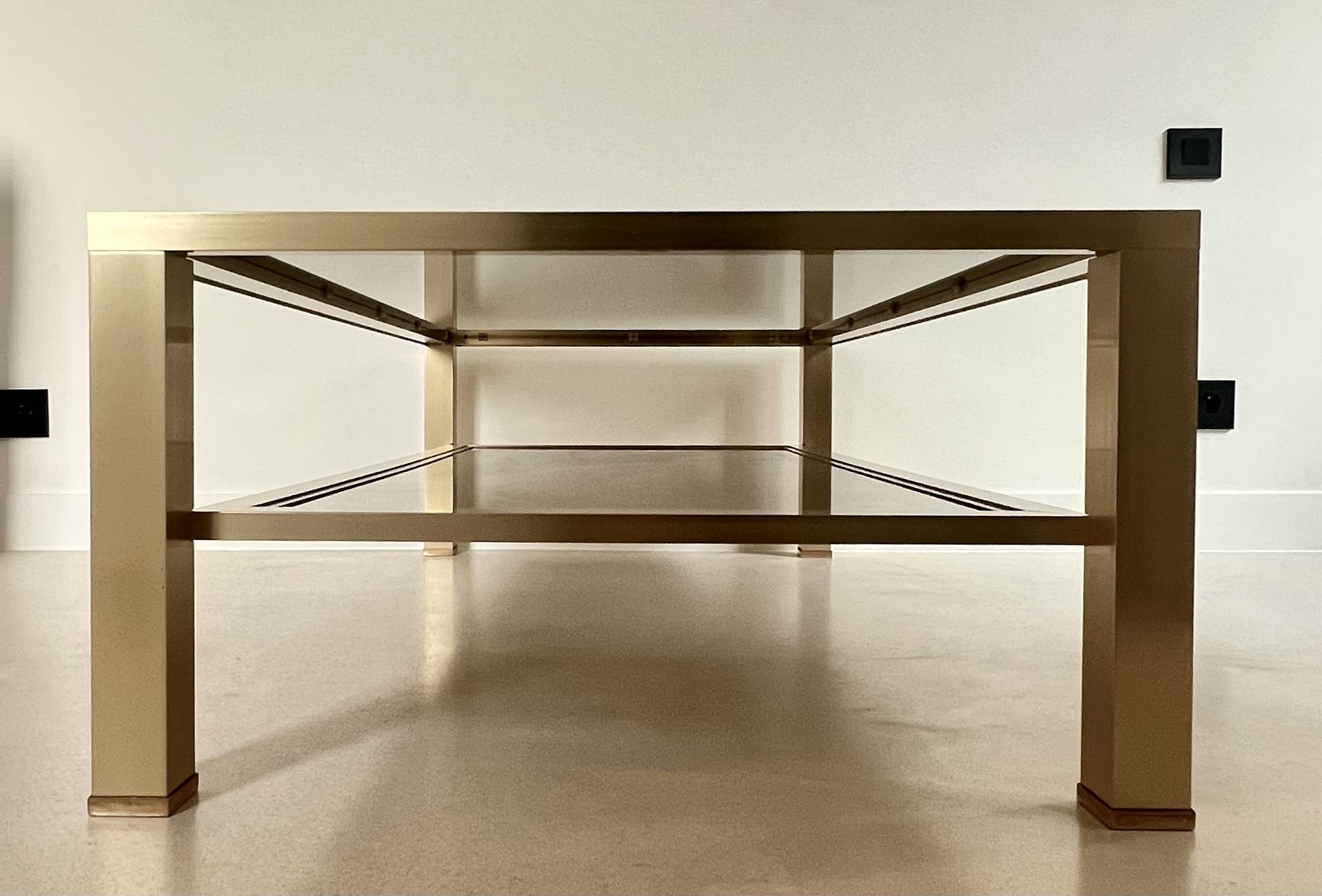 Table basse grand modèle en métal doré, France années 70