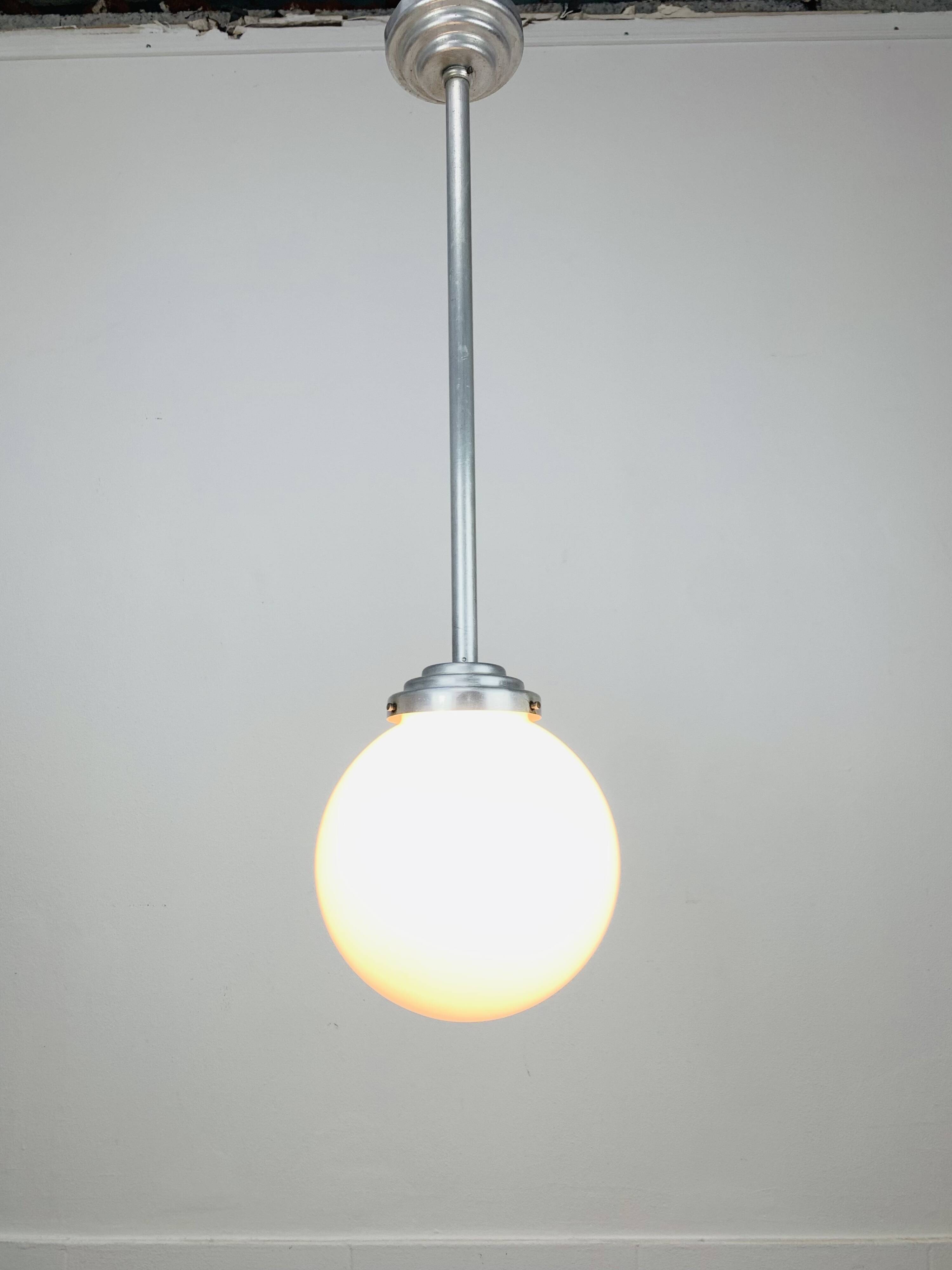 Suspension boule opaline art déco, 1930/1940