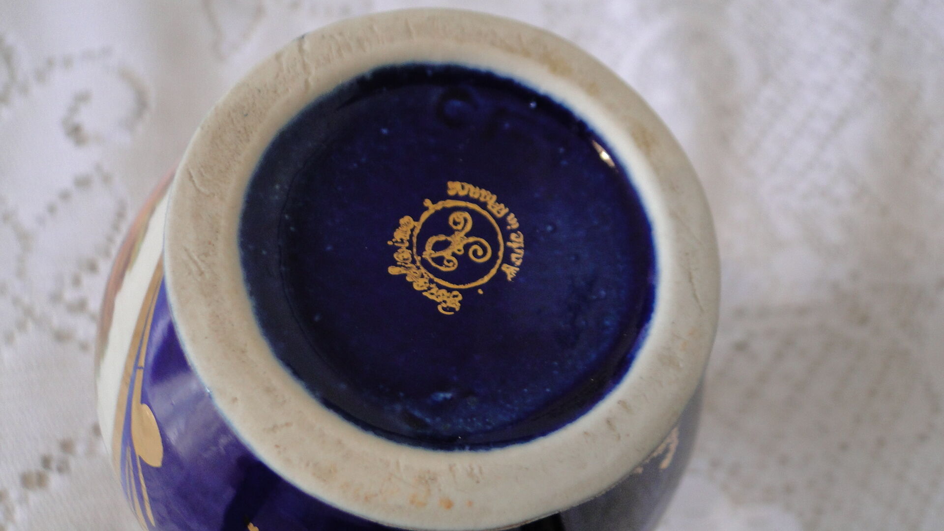 Vase porcelaine revol objet de vitrine décor romantique fond bleu anses dorées