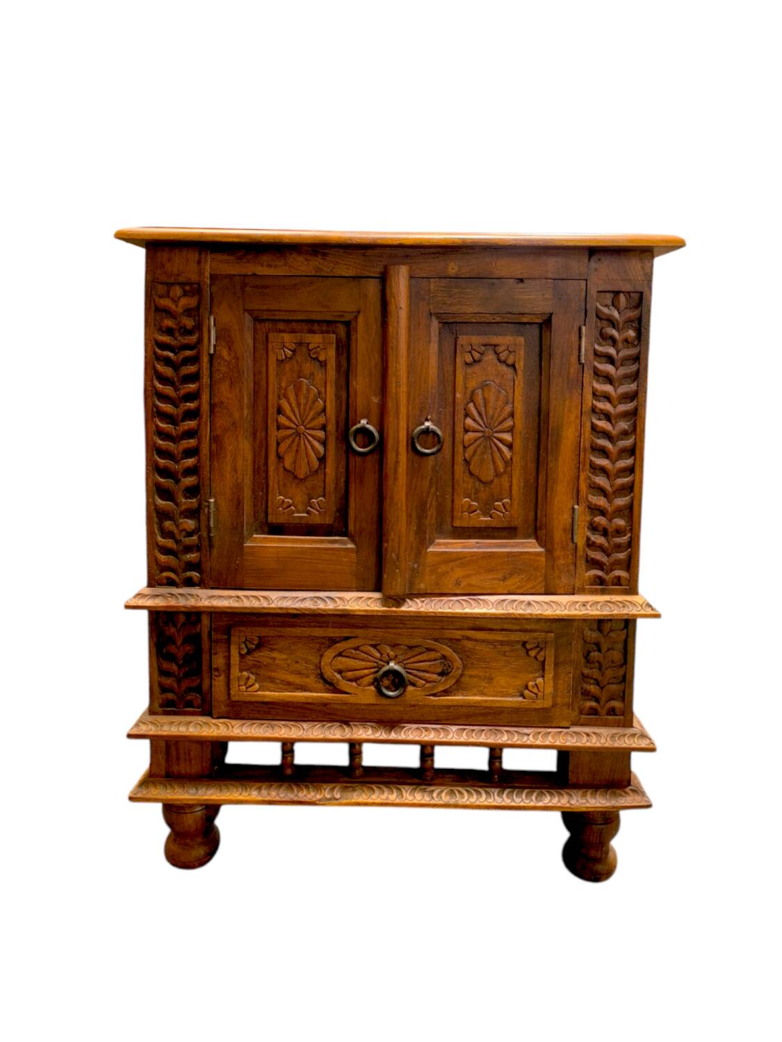 Meuble en bois sculpté
