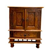 Meuble en bois sculpté