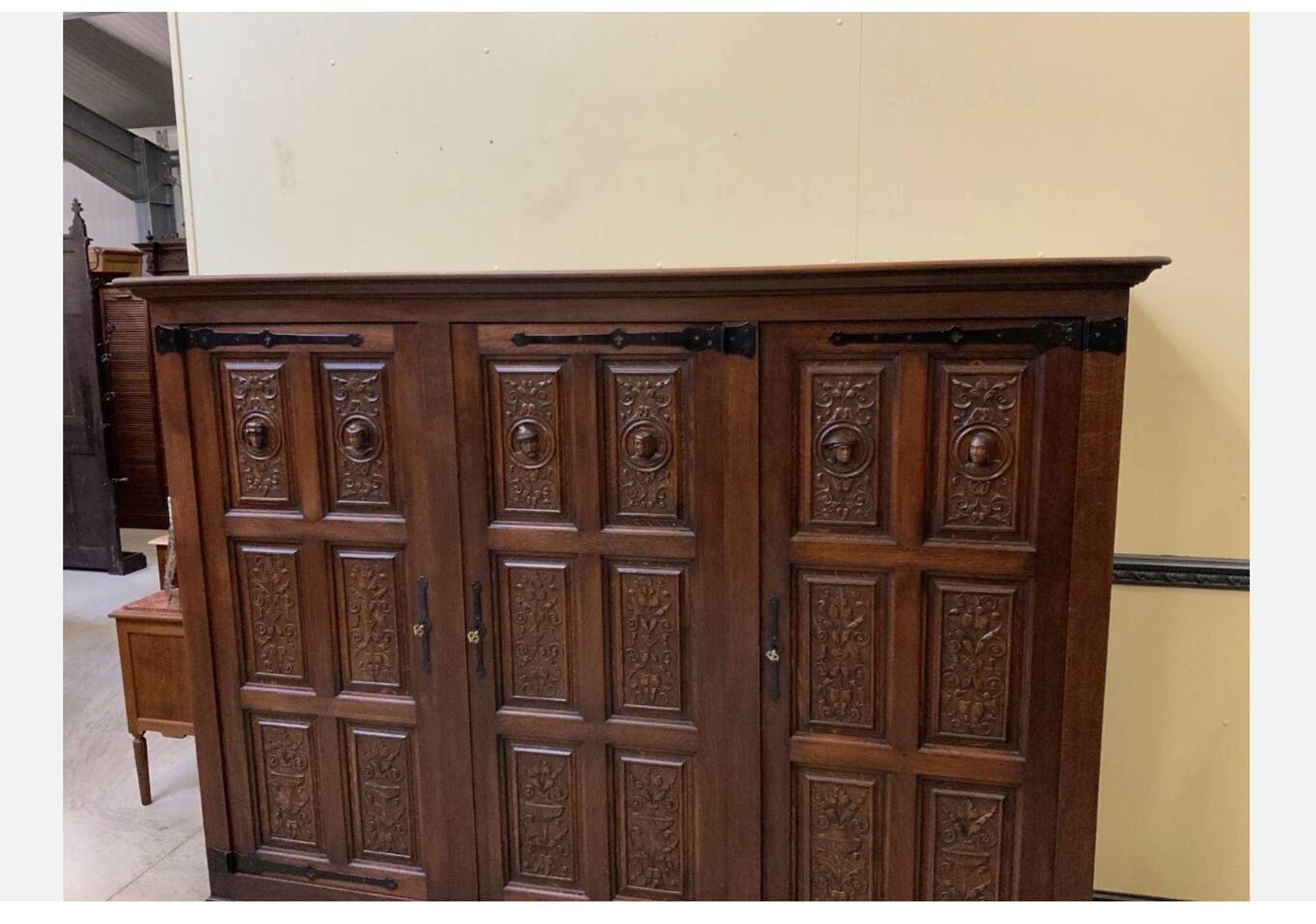 Armoire néogothique ancienne avec compartiment à linge