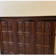 Armoire néogothique ancienne avec compartiment à linge