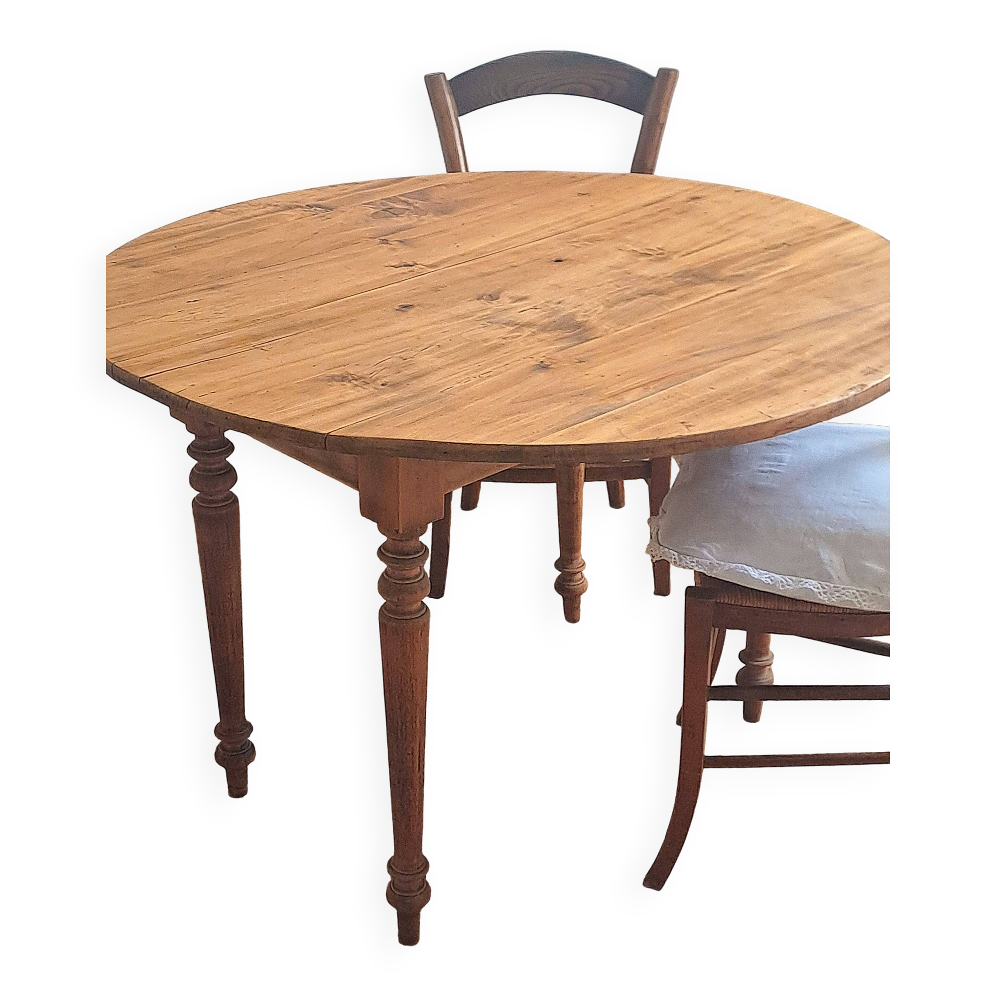 Round table with turned legs