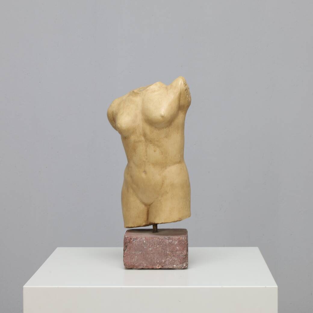 Torse féminin sculptural signé AC