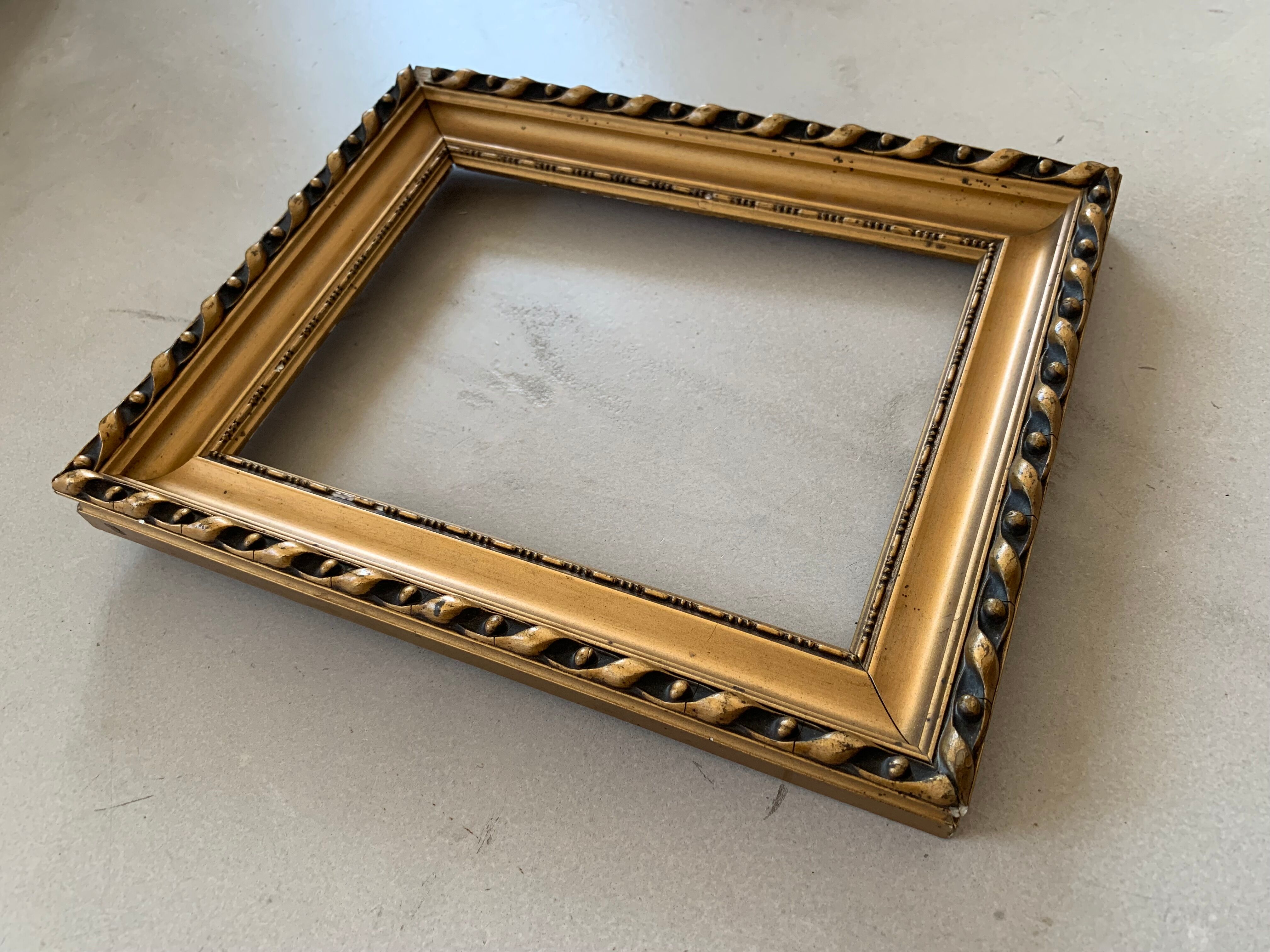 Golden frame 25x30cm