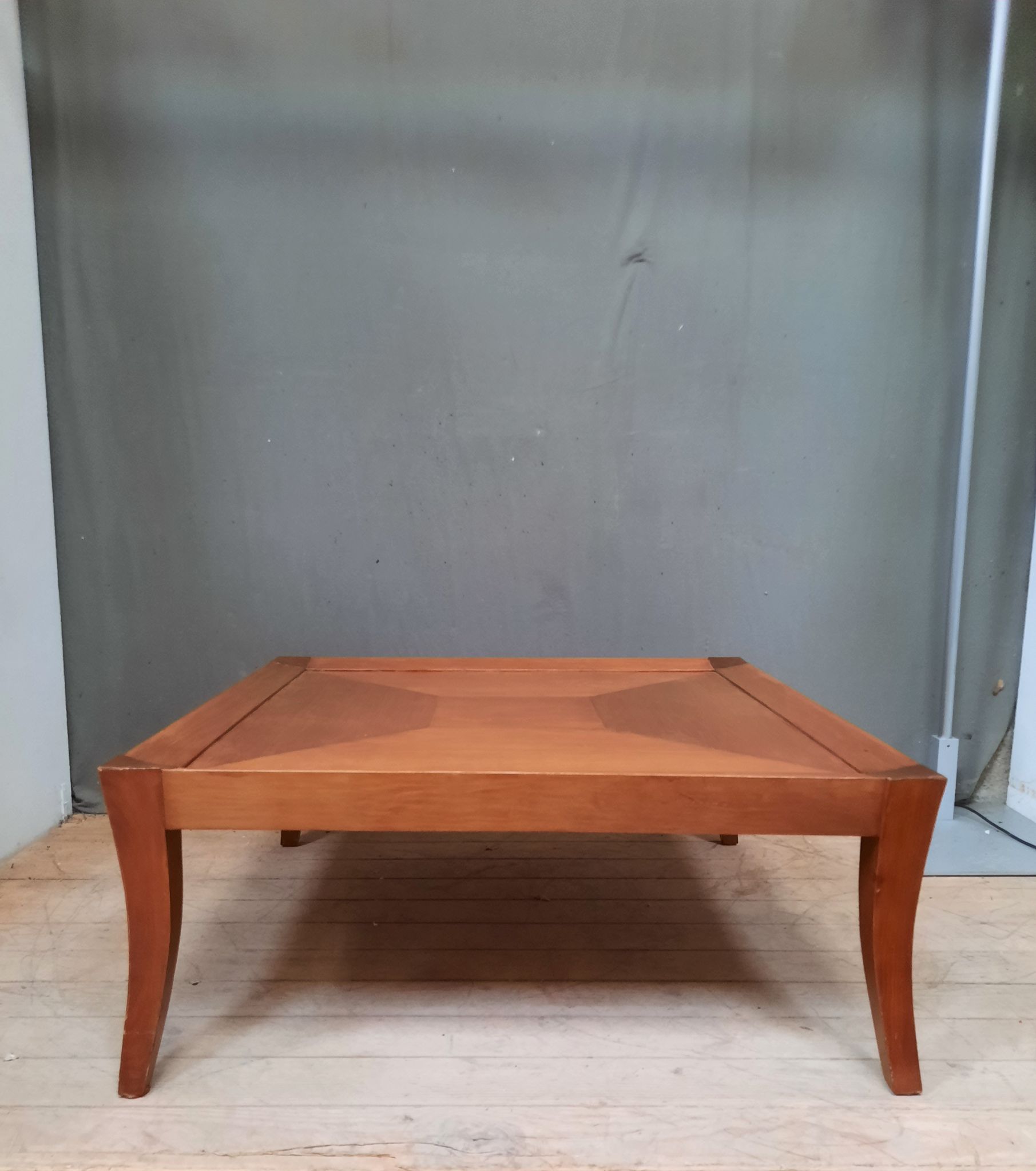 Table basse carrée en bois de plaquage