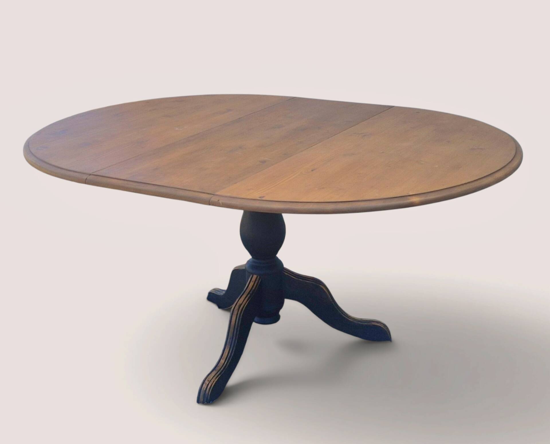 Extendable round table with central leg – Chic country spirit