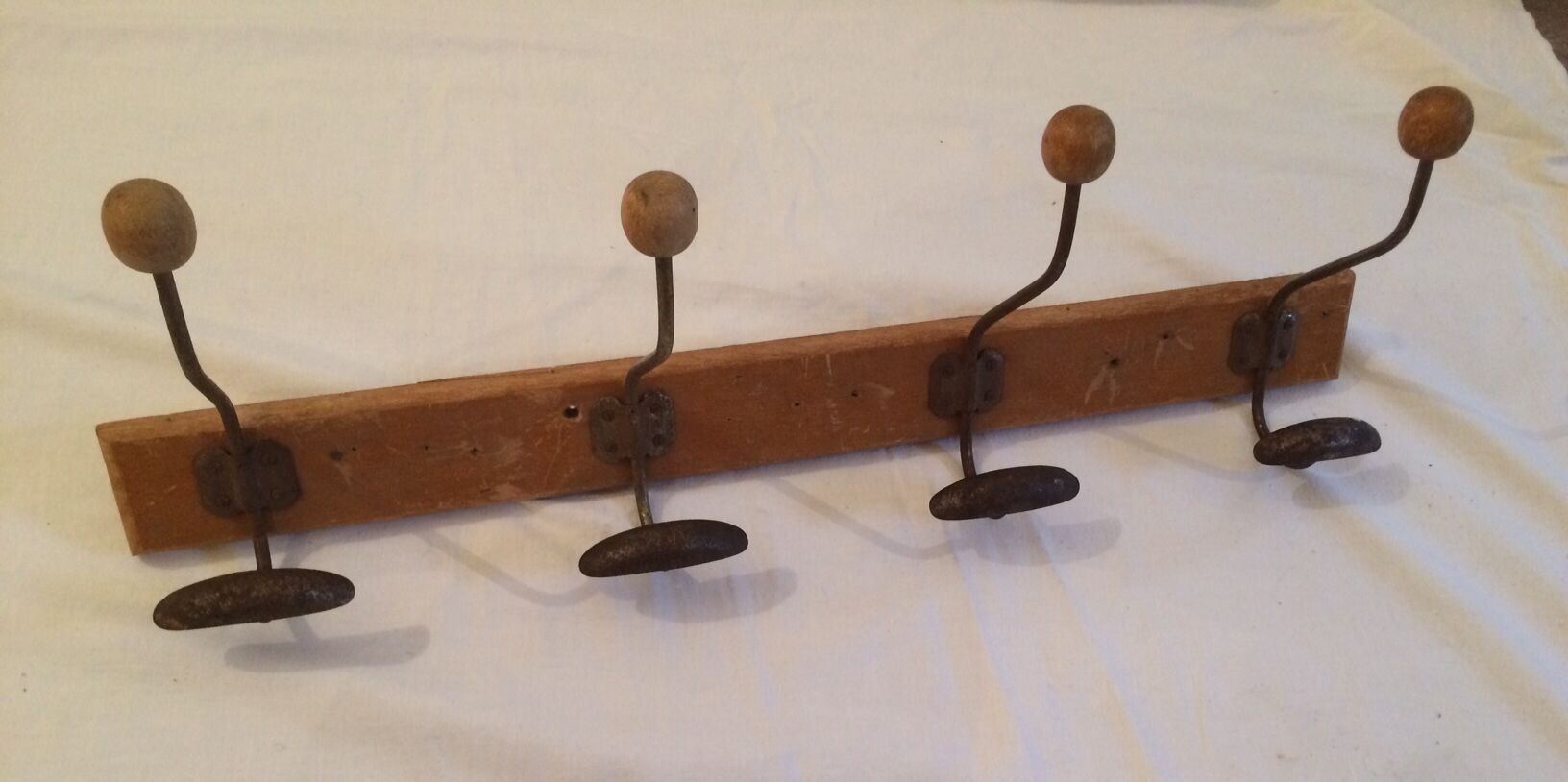 4 hooks, metal and logs of wood