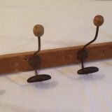 4 hooks, metal and logs of wood