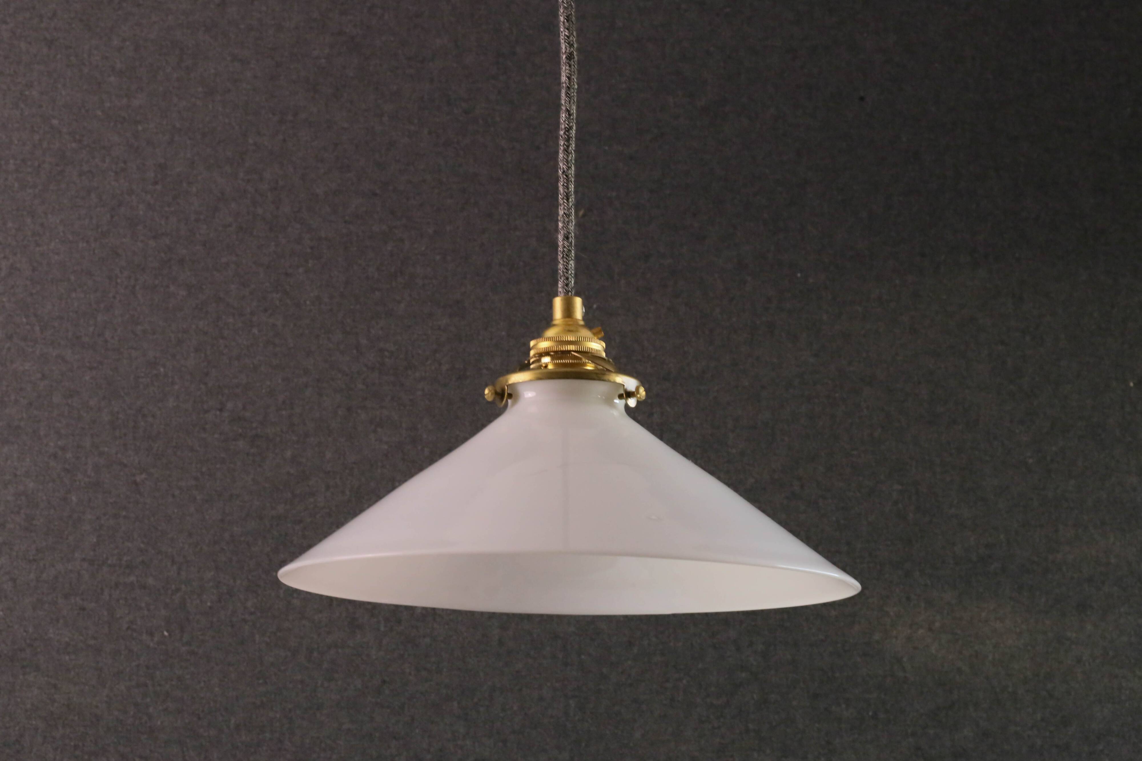 Suspension in high white opaline - delivered with a new cable and socket