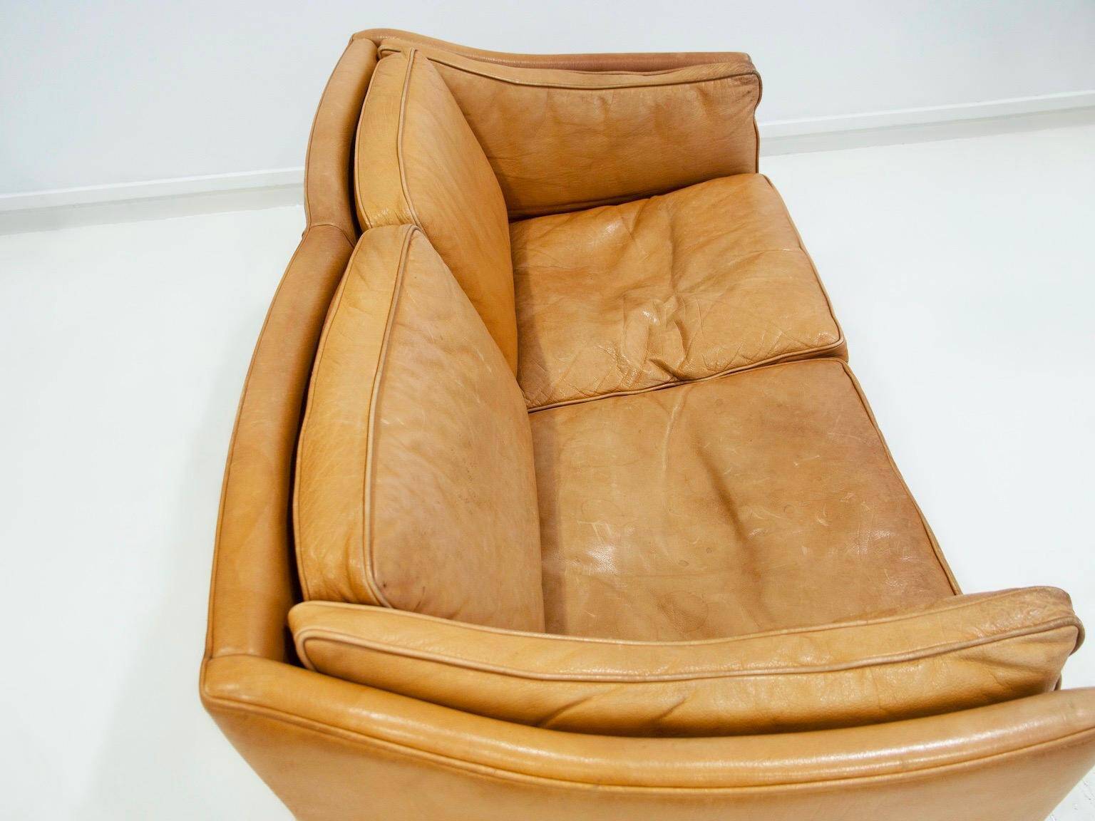 Two-seater caramel brown leather sofa The Moderns