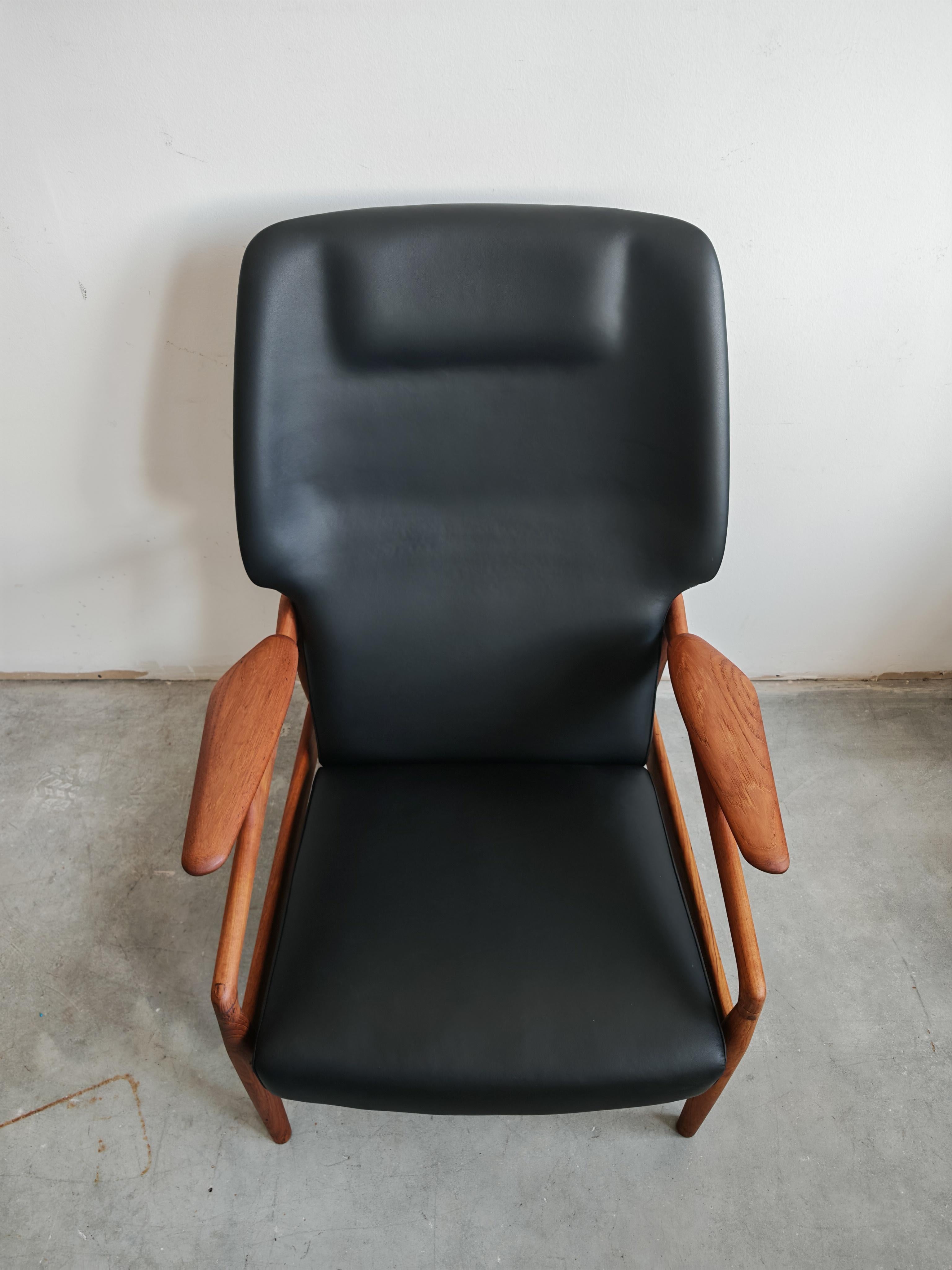 Mid-Century Lounge Chair in solid teak and leather by John Bone