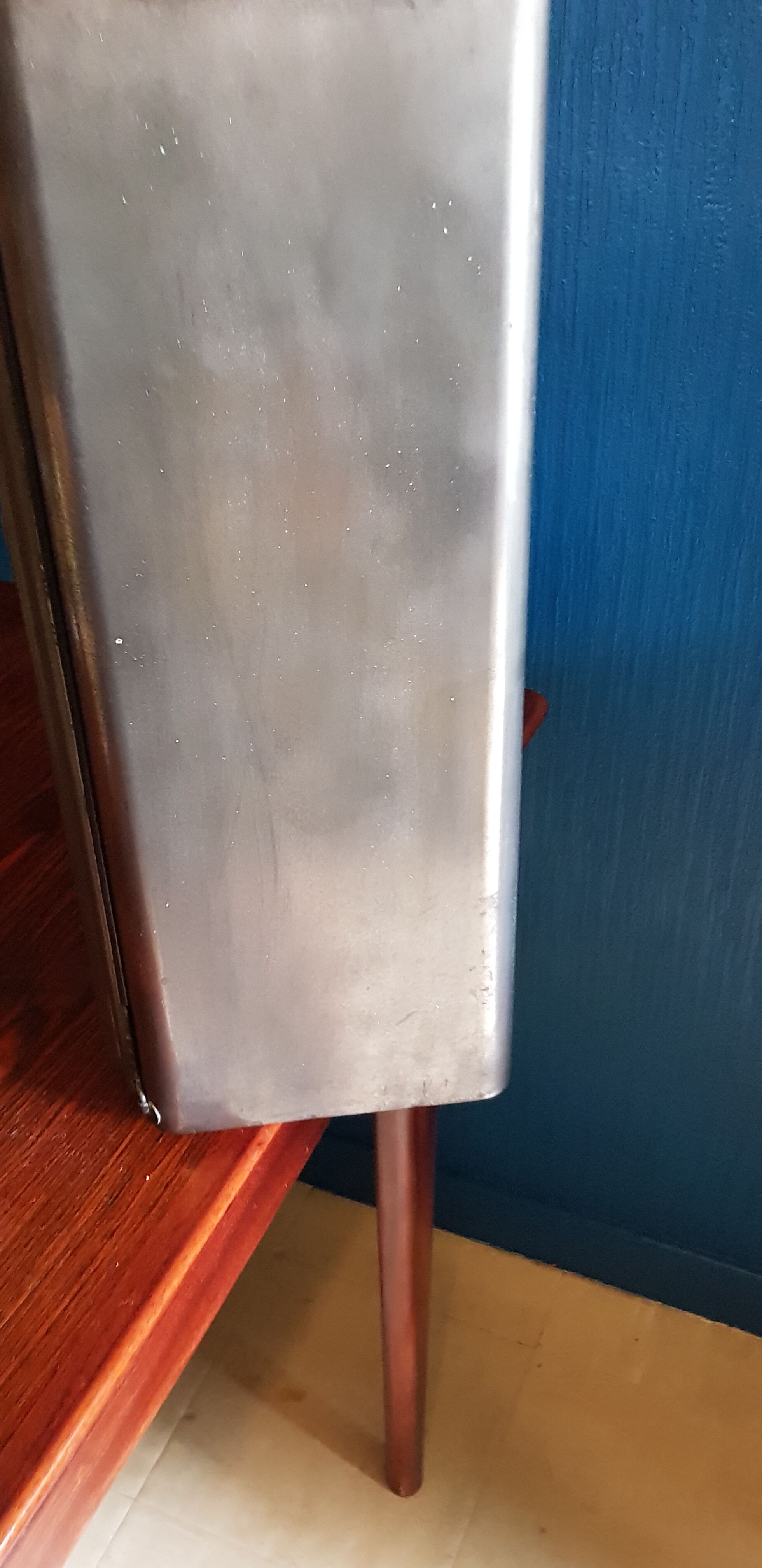 Medicine cabinet in waxed steel