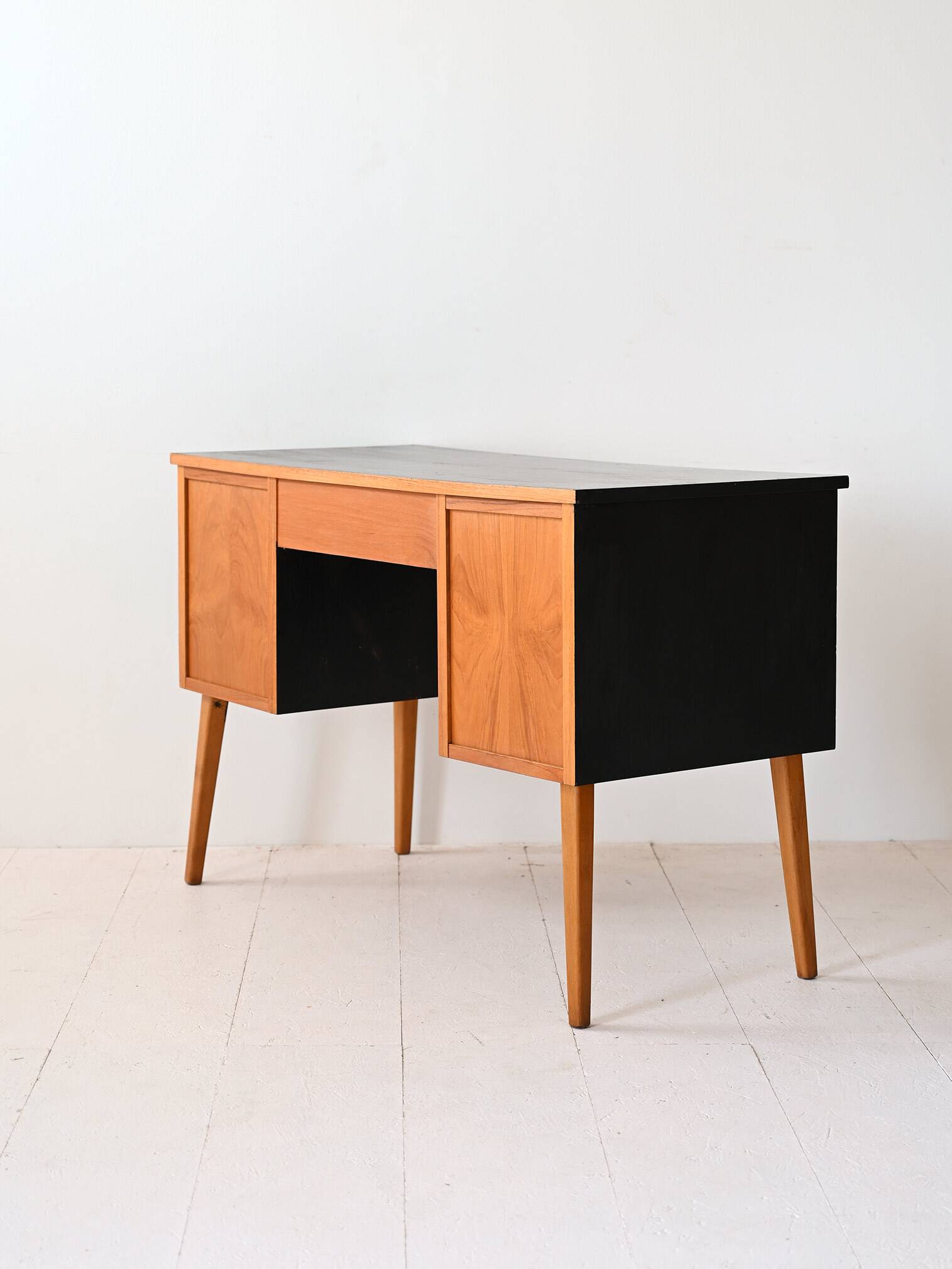 Bureau vintage avec détails noirs
