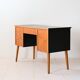 Bureau vintage avec détails noirs