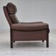 Fauteuil danois années 1970, état d'origine, cuir d'ameublement, bois de chêne foncé.