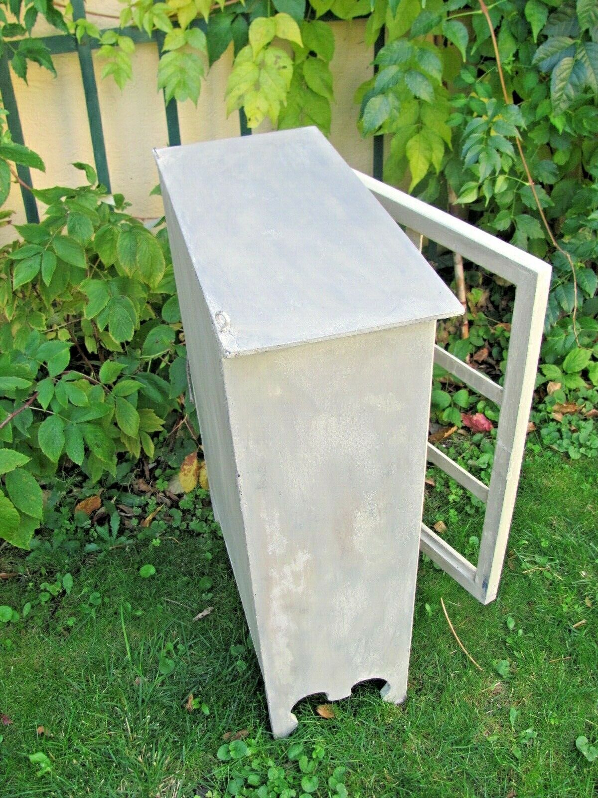 Small hanging cabinet or medicine cabinet