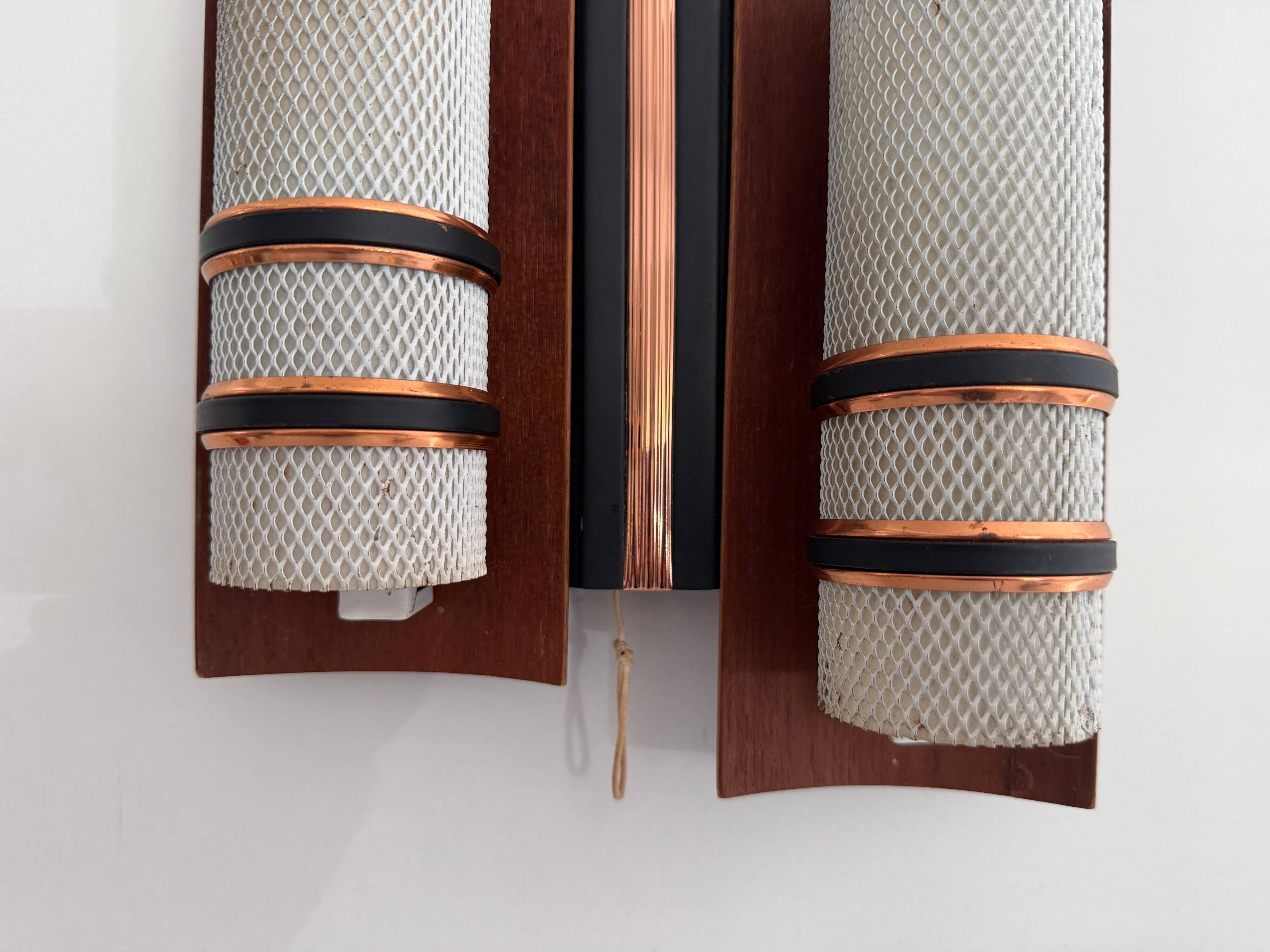 Simple mid-century wall light in metal, wooden and copper base, 1960s, Germany.