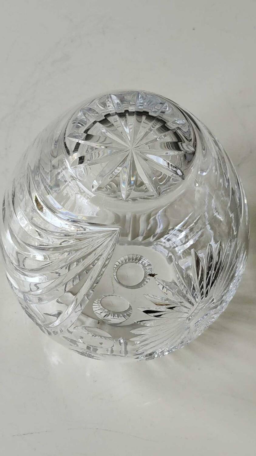 Vintage ball-shaped vase, in Bohemian/Boho chic crystal. 15 x 13 cm