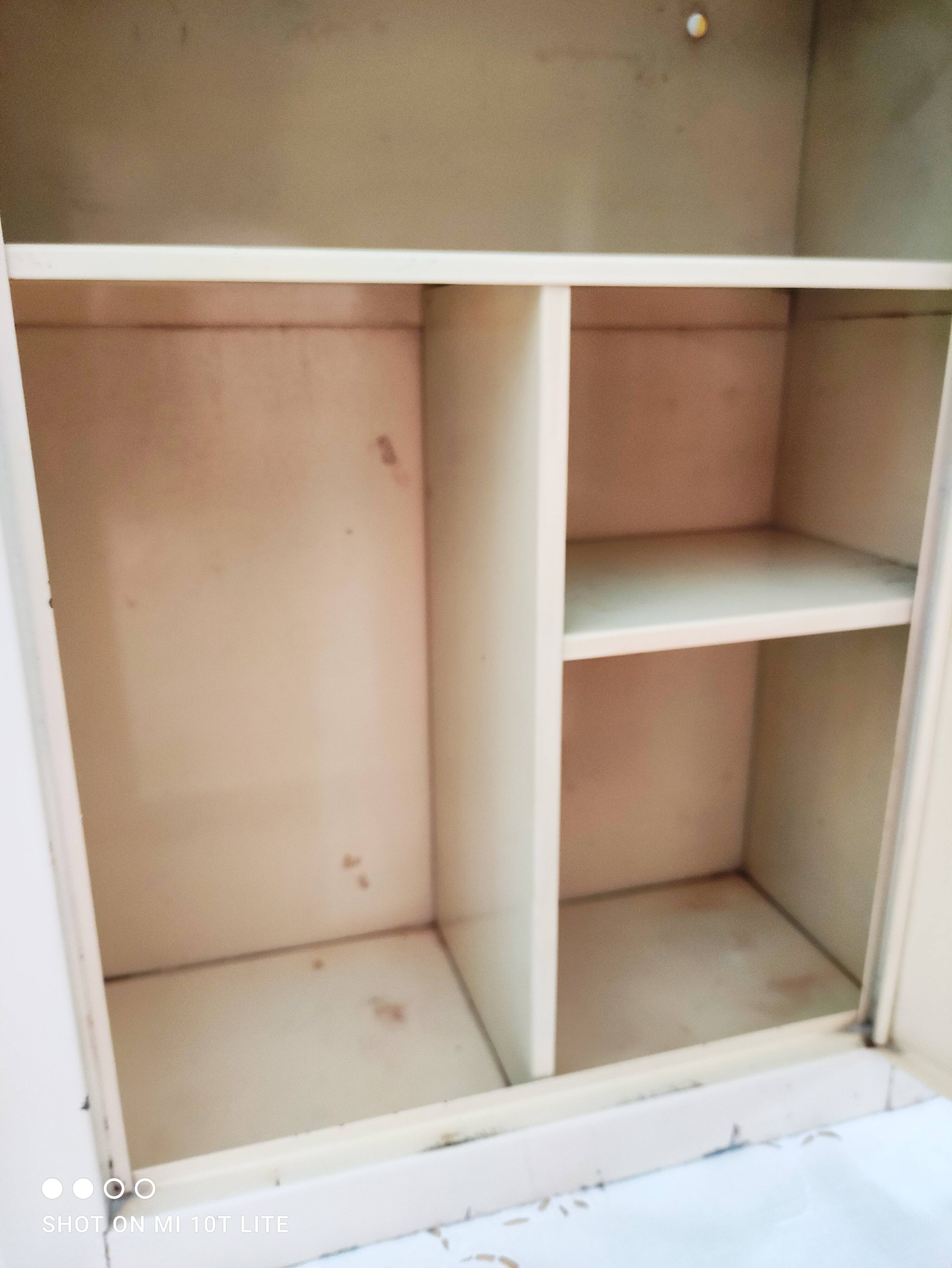 Armoire à pharmacie vintage années 50 en métal beige patiné