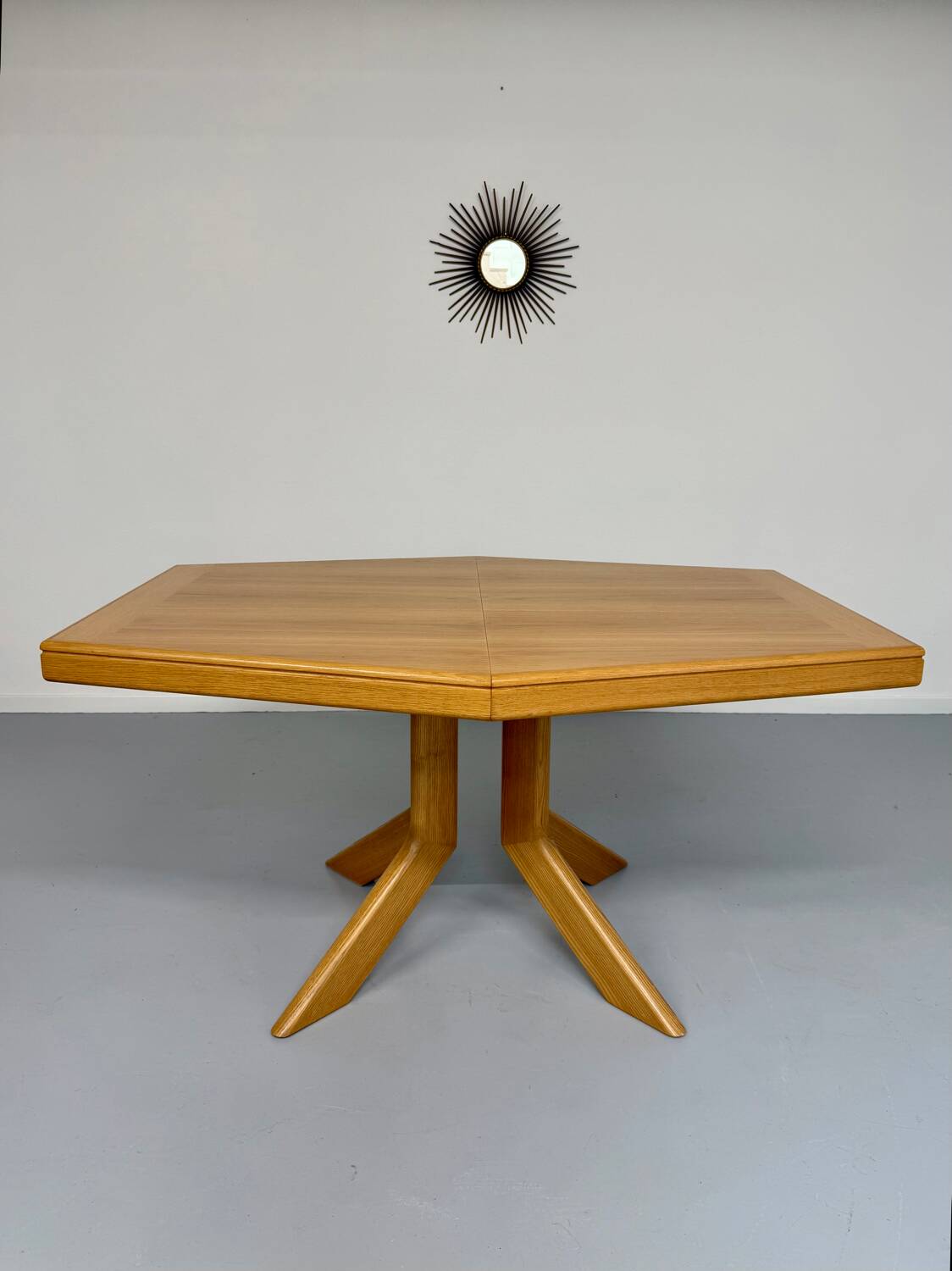 Ancienne table en bois massif octogonal a rallonge design Girsberger