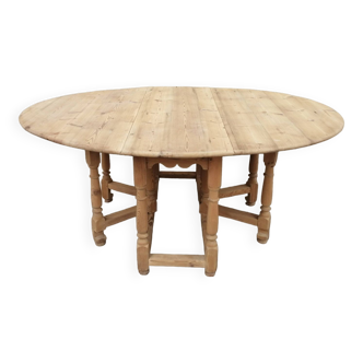 Pine gateleg table