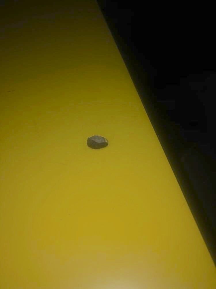 Table de bistrot en fer et formica jaune