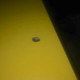 Table de bistrot en fer et formica jaune