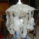 Duo of hanging lamps in mother-of-pearl tassels