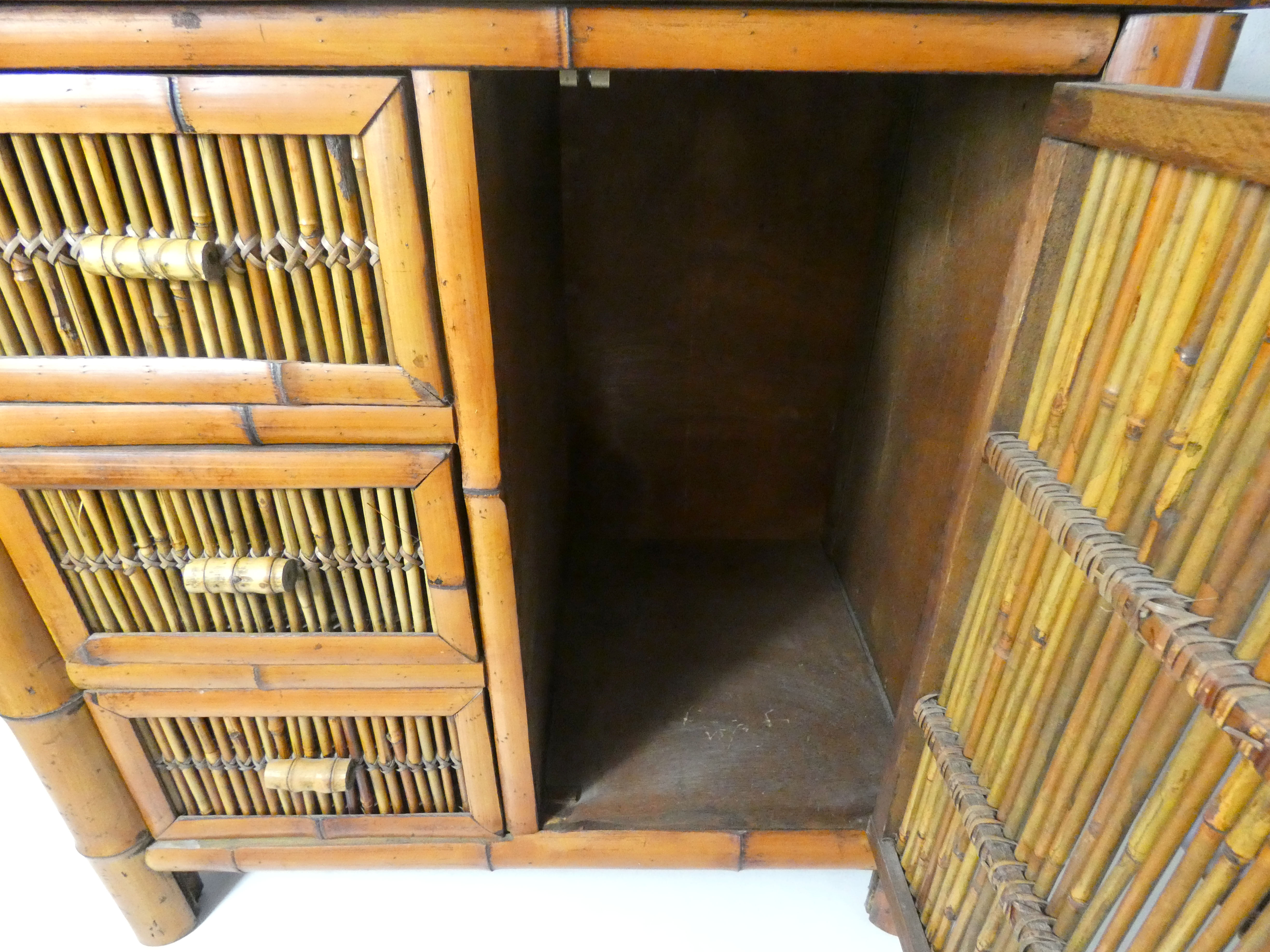 Meuble d'appoint chiffonnier en rotin bambou ethnique vintage