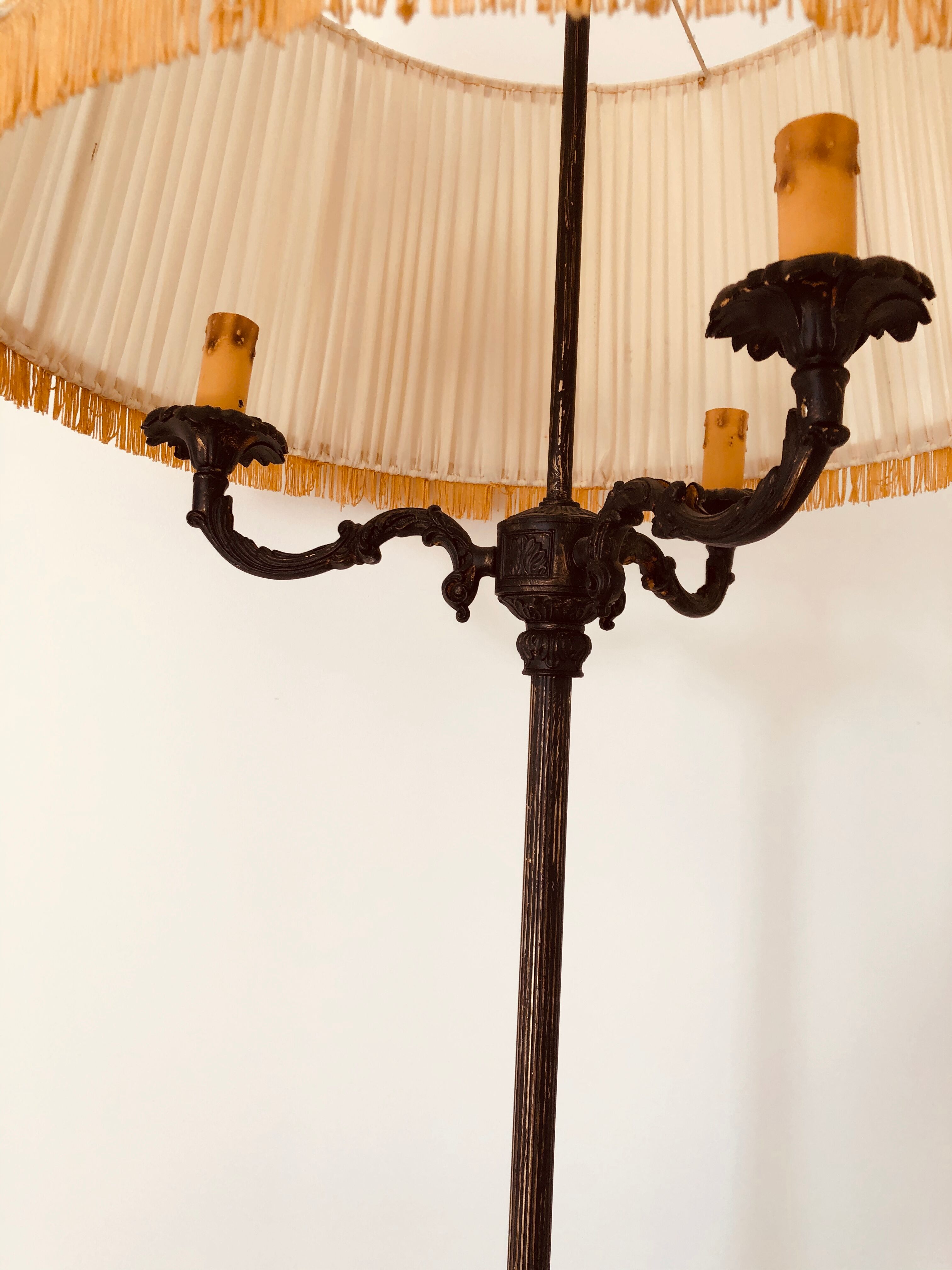 Tripod lamppost