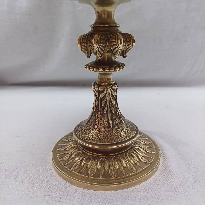 Antique centrepiece on a pedestal in bronze, in very good condition.