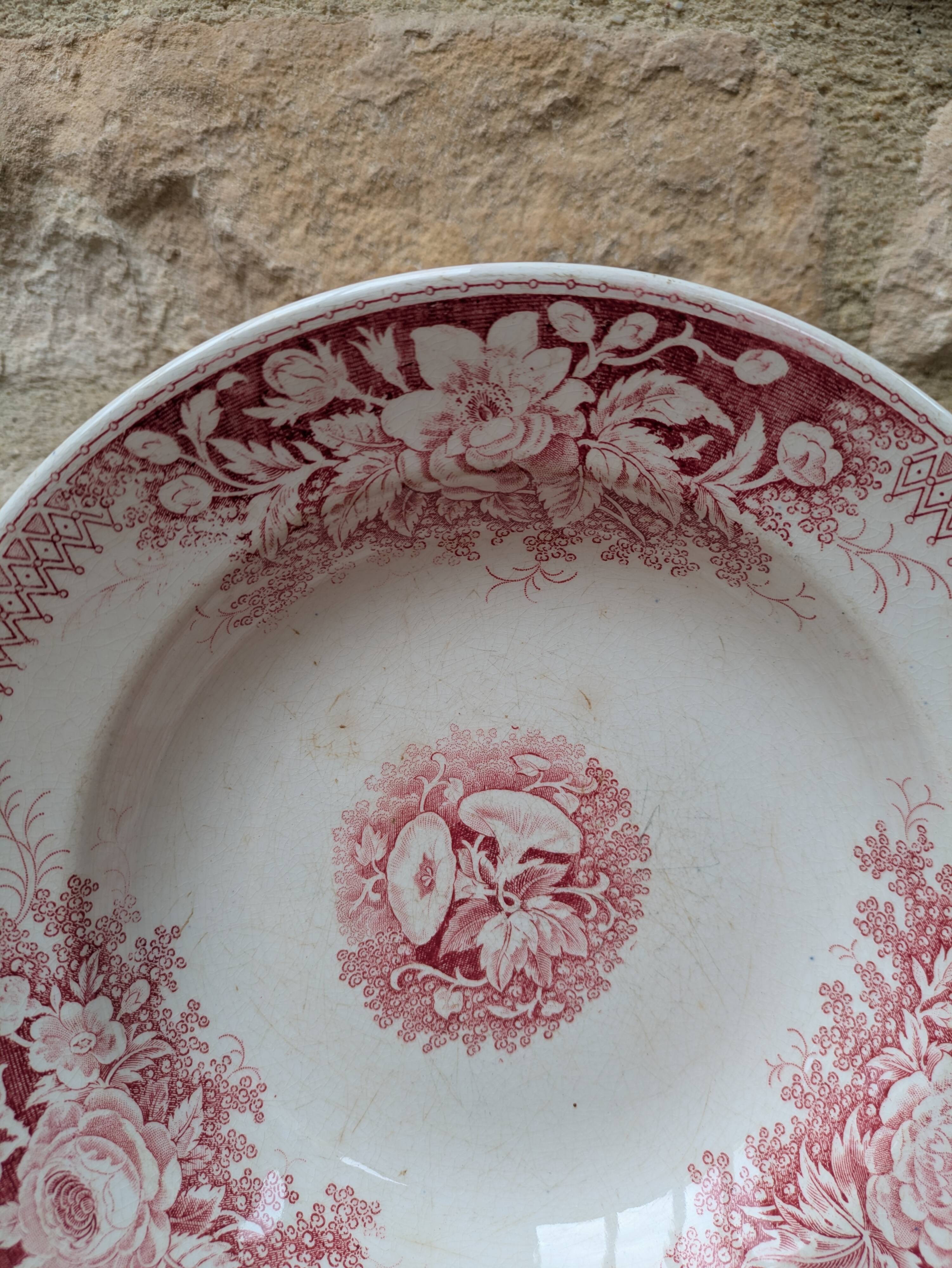 Hollow plate U et Cie Sarreguemines model Jardinière with pink flower decoration.