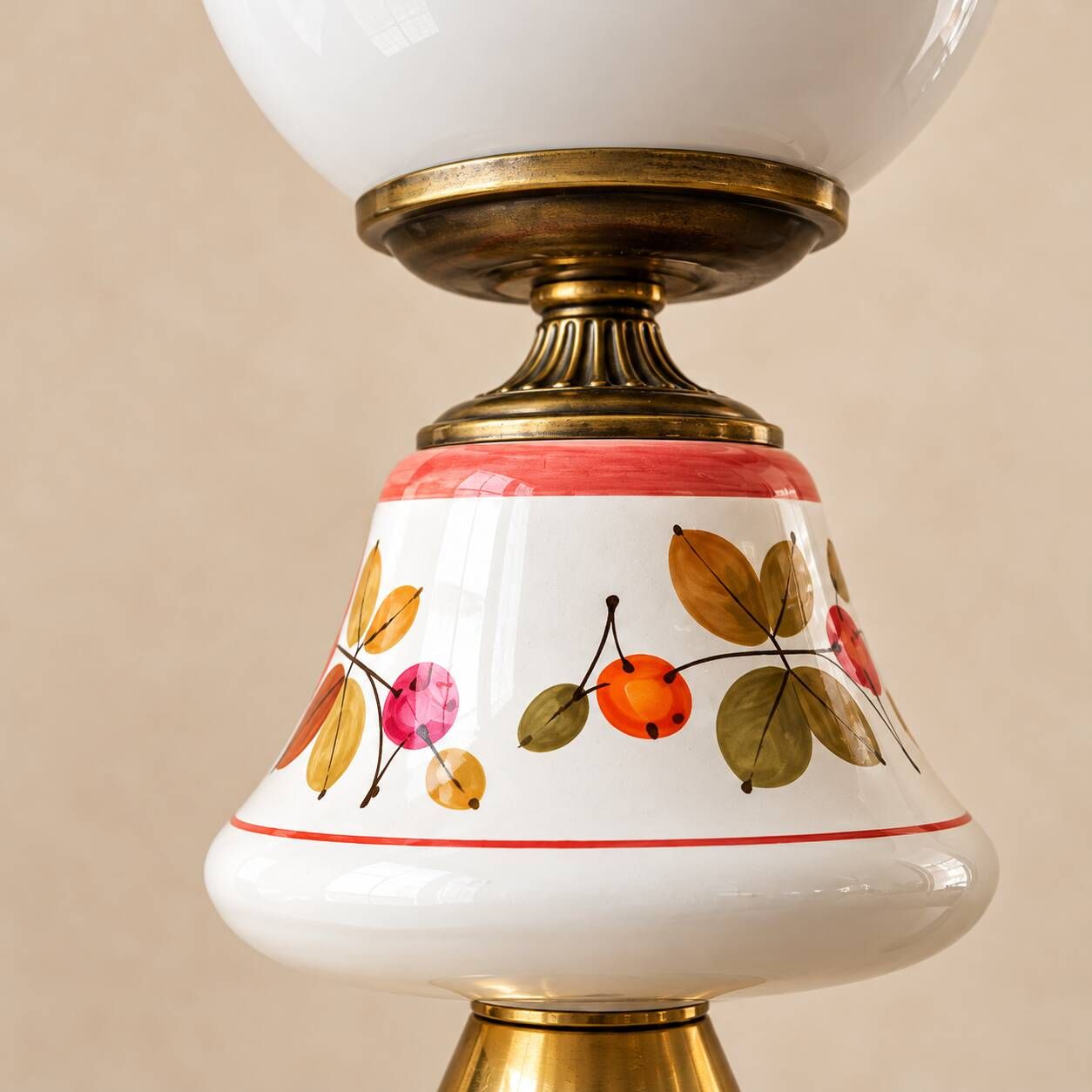 Carrie — Table lamp in white opal, floral ceramic and gilded brass.