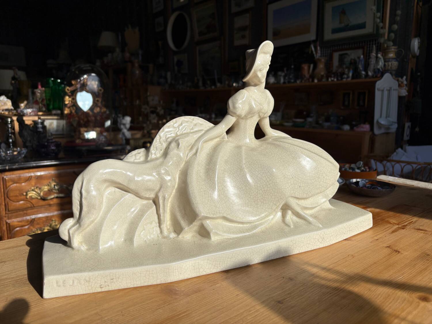 Grande sculpture Art Déco signée Lejan – Dame au lévrier