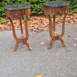 Paire de guéridons / tables de nuit en bois et marbre avec tiroirs