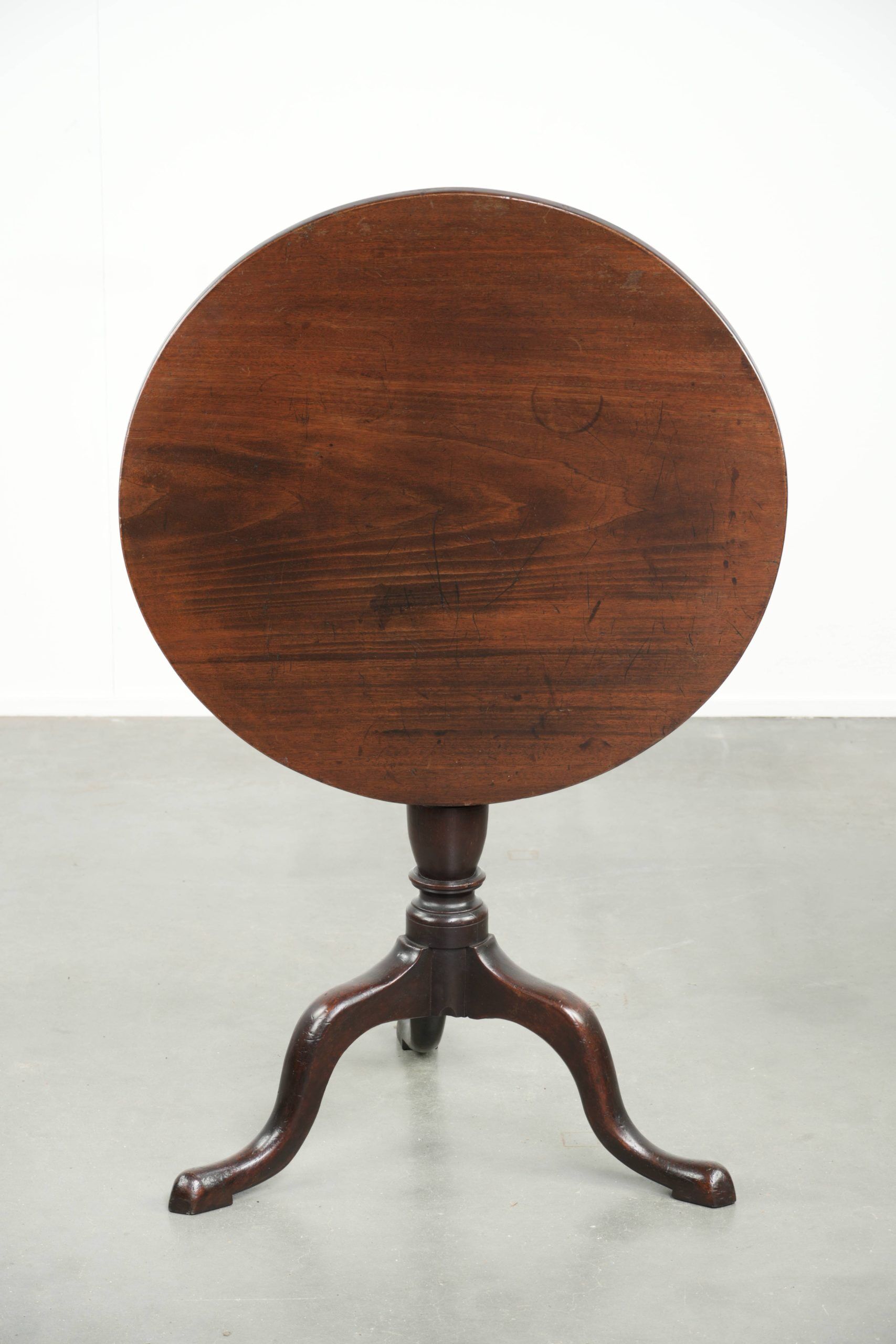 Round antique English tilt-top table/side table from the early 19th century