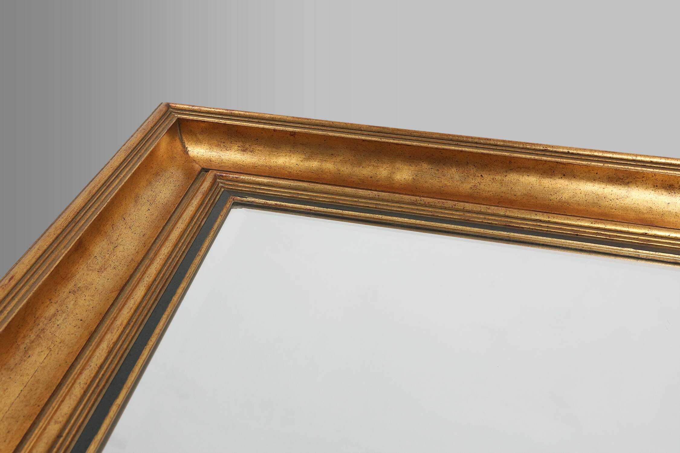 Timeless gilded mirror by Deknudt, Belgium in wood, Belgium ca. 1960