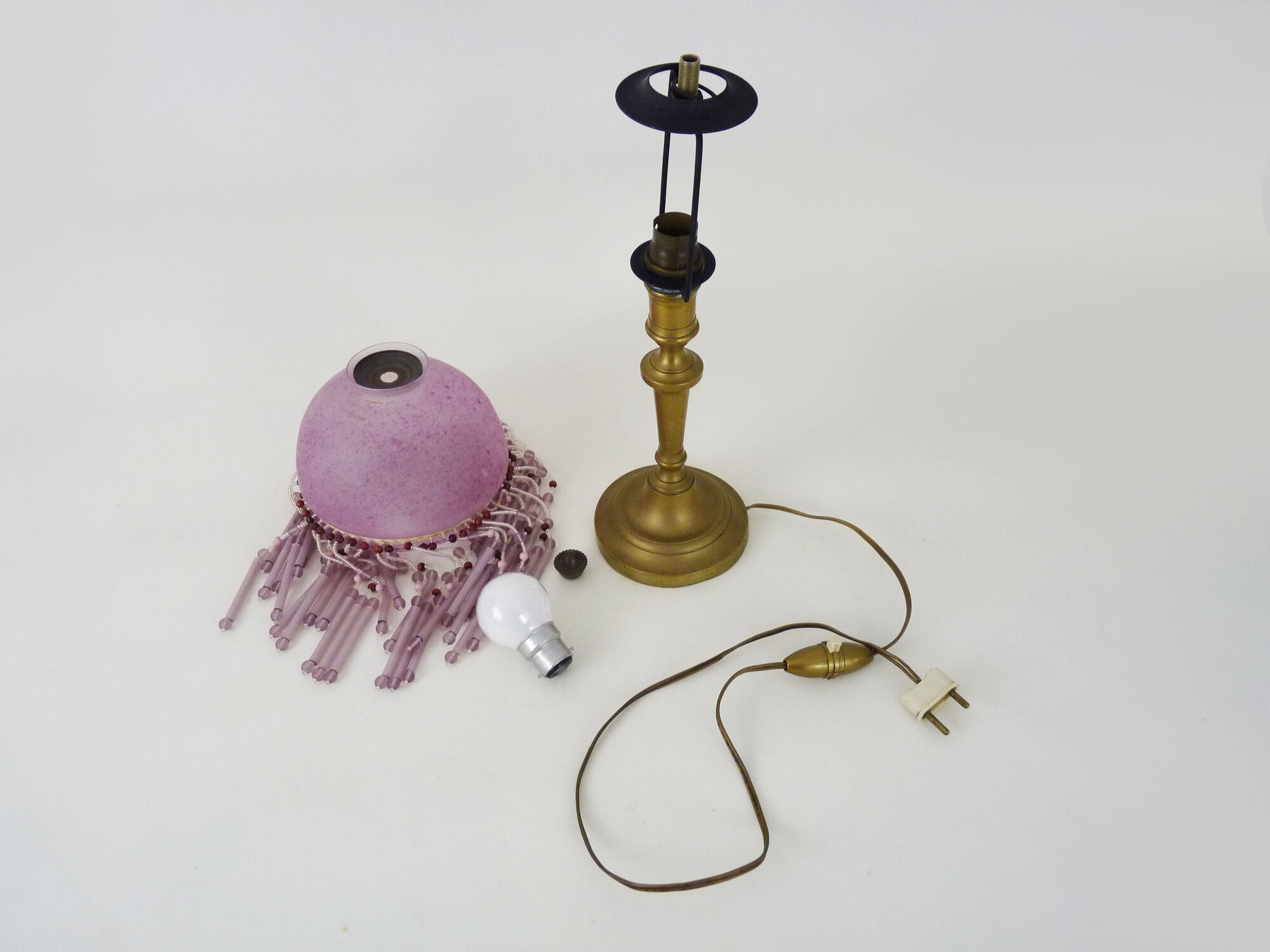 Table lamp, bedside lamp, speckled pink globe and glass and wood beads. Year 60