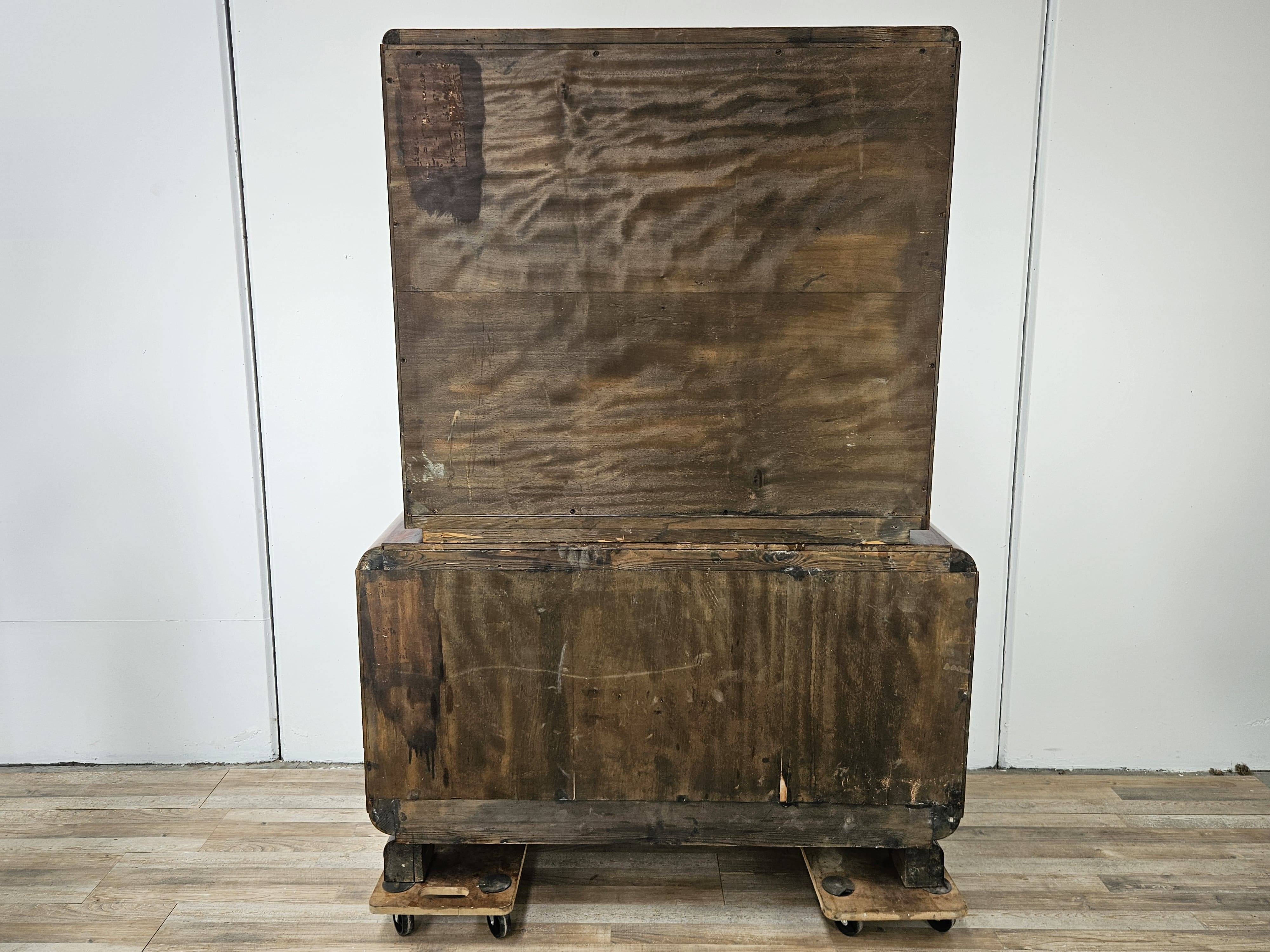 Vitrine Art Déco des années 1930 en noyer et racine de noyer